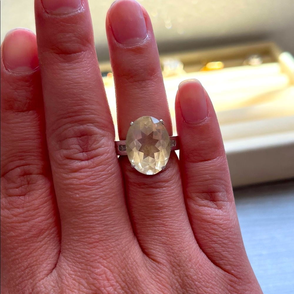 Ring 14k white gold with yellow precious stone and diamonds on the side size 4